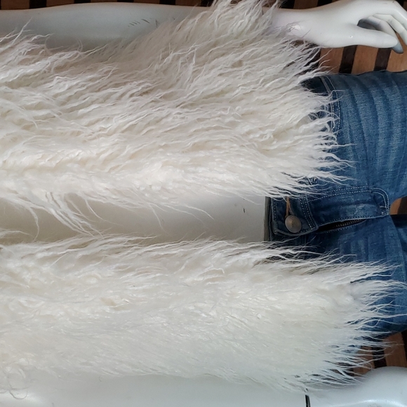 NWT! Kenar faux Sheepskin vest - Picture 3 of 8